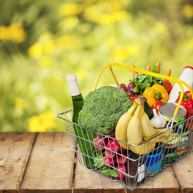 Panier rempli de divers produits d'épicerie