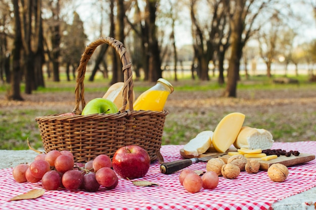 Panier Rempli De Friandises En Plein Air