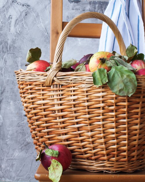 Panier rempli de pommes biologiques mûres