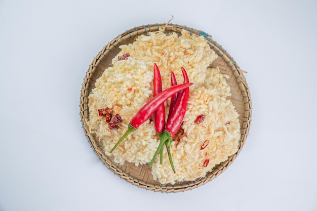 Photo un panier de riz avec du piment rouge dessus