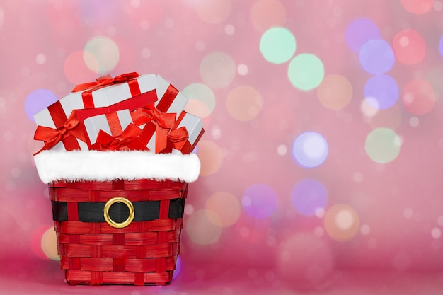 Photo panier rouge du père noël avec des cadeaux