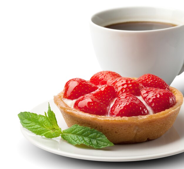 Panier sucré avec crème et fraises, sur blanc