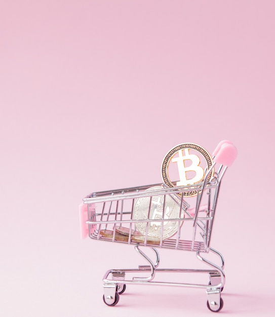 Un panier d'un supermarché, bitcoin sur un bois