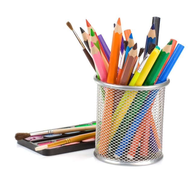 Panier de support avec des crayons et de la peinture isolé