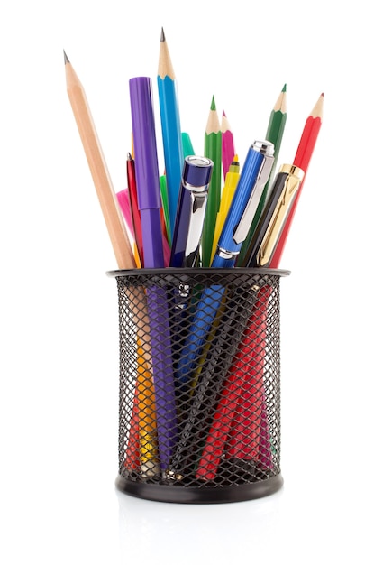 Panier de support et stylo avec crayon isolé