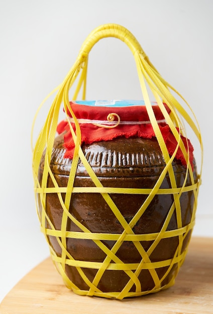 Un panier avec un tissu rouge qui dit 'bok' dessus