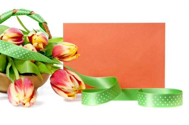 Panier de tulipes et une enveloppe orange