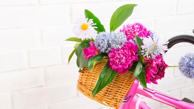 Panier de vélo avec un bouquet de fleurs