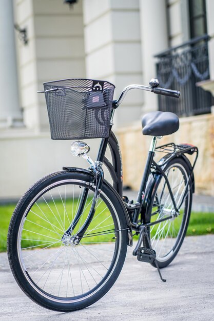 Panier de vélo en métal Vélo vintage dans la rue en arrière-plan