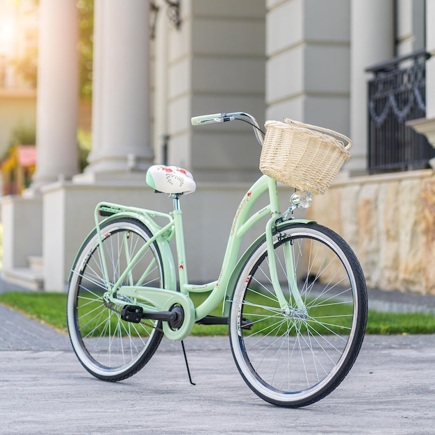 Panier de vélo vintage Vélo vintage dans la rue en arrière-plan