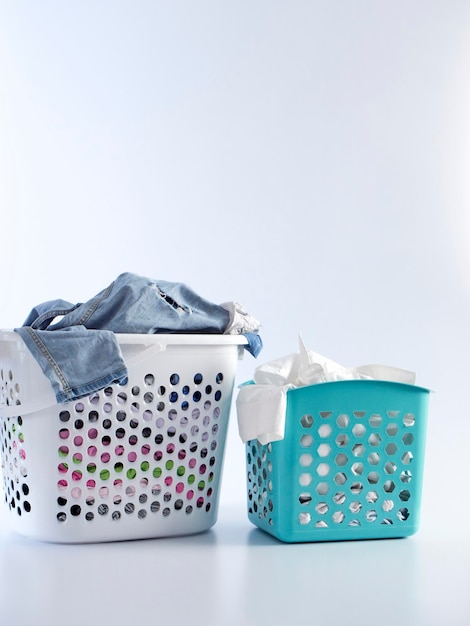 Panier avec des vêtements sales pour le lavage