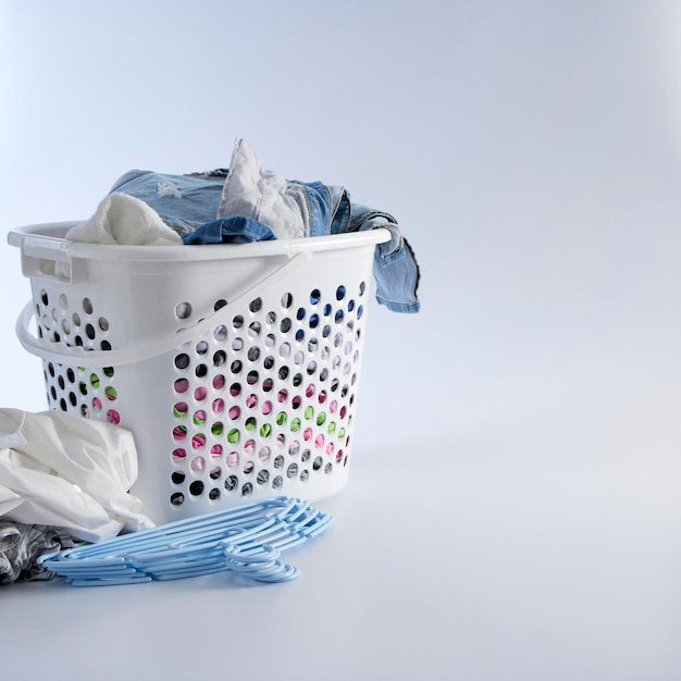 Panier avec des vêtements sales pour le lavage