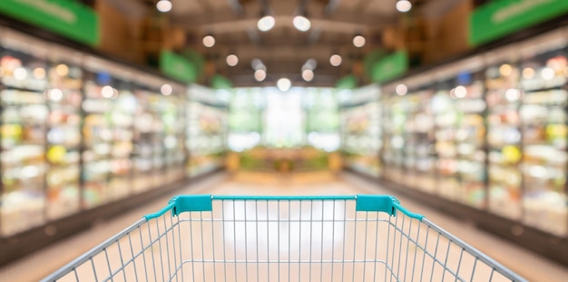 Panier vide dans le fond de l'épicerie du supermarché