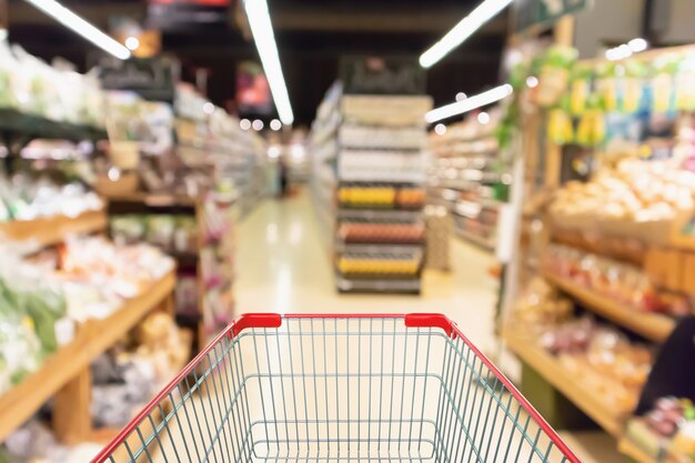 Panier vide avec épicerie supermarché abstrait flou fond défocalisé avec lumière bokeh