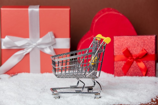 Panier vide sur une neige près de boîtes de Noël