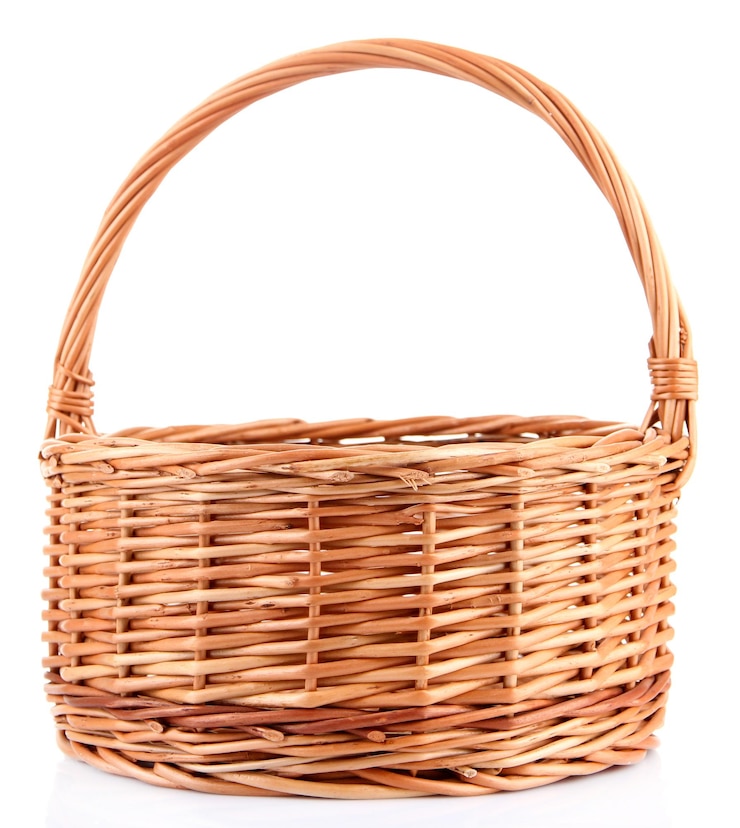 Photo un panier vide en osier isolé sur blanc