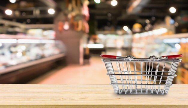 Panier vide sur table en bois sur fond flou supermarché épicerie