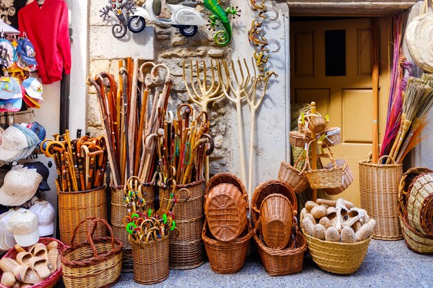 Photo des paniers et d'autres souvenirs touristiques dans une rue touristique