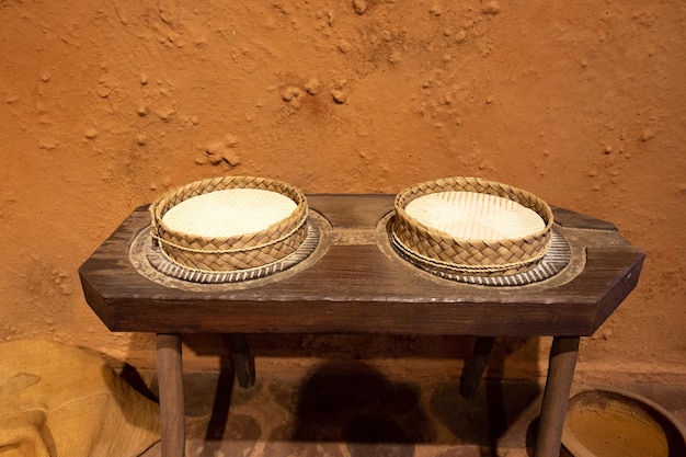 Paniers en feuilles de palmier sur une table en bois, gros plan de la photo.