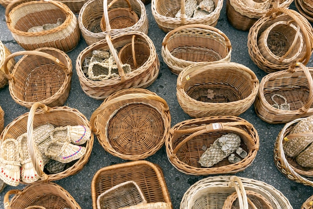 Paniers en osier en paille. Artisanat russe et souvenirs faits à la main