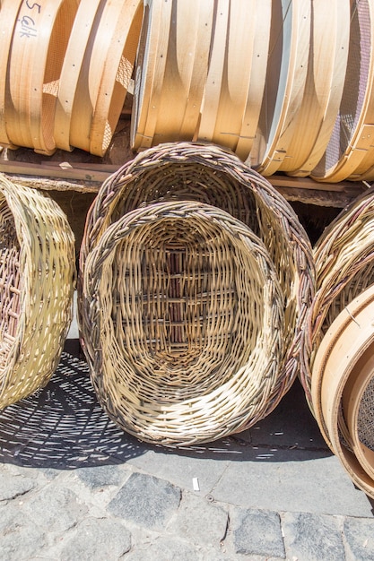 Paniers en osier vides à vendre sur une place de marché