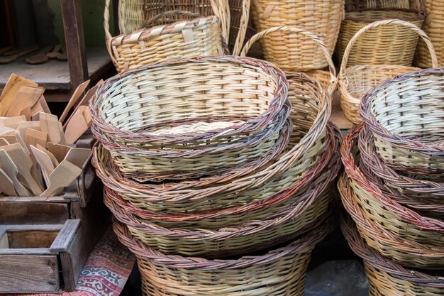 Paniers en osier vides à vendre