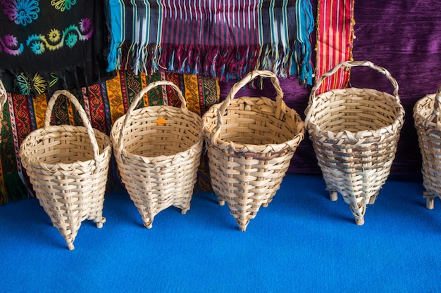 Paniers en osier vides à vendre