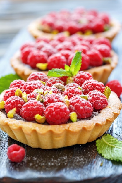 Paniers de pâtisserie au chocolat et aux framboises