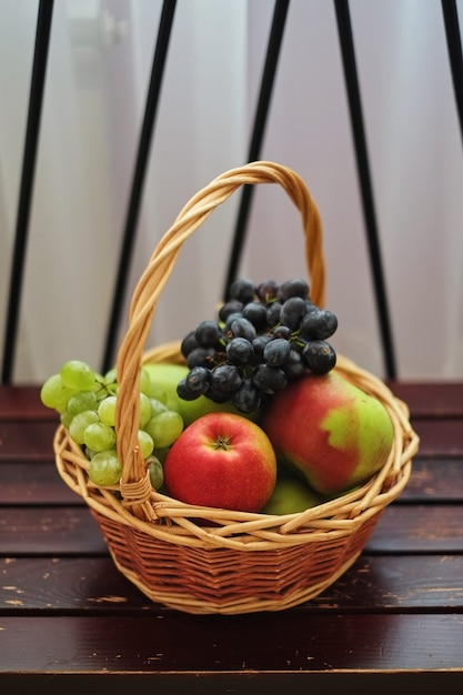 Paniers de pommes et de raisins rouges et verts. Paniers de fruits.