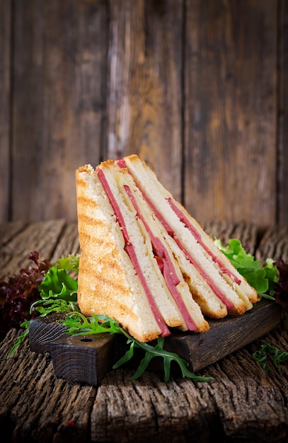 panini au jambon et fromage sur table en bois