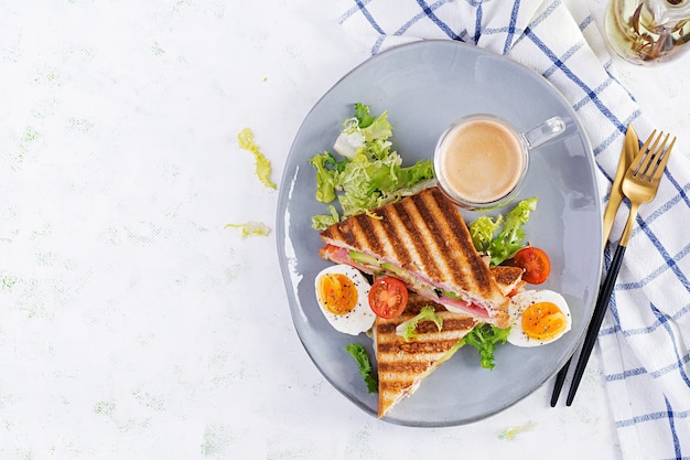 Panini Club Sandwich Grillé Avec Jambon, Tomate, Fromage, Avocat Et Tasse De Café