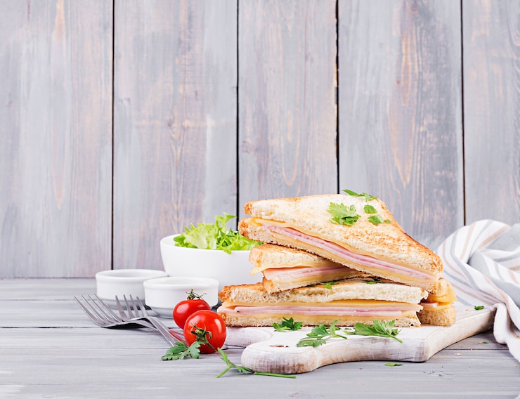 Photo panini sandwich club avec jambon, fromage et salade