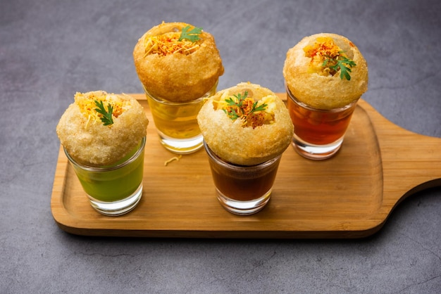 Panipuri Shot Ou Golgappa Shots Différentes Saveurs D'eau Servies Dans De Petits Verres Avec Un En-cas Indien Puri Farci