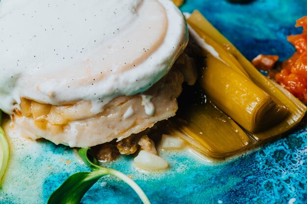 Panna cotta à l'argousier de trois textures se trouve dans une assiette bleue prête à servir