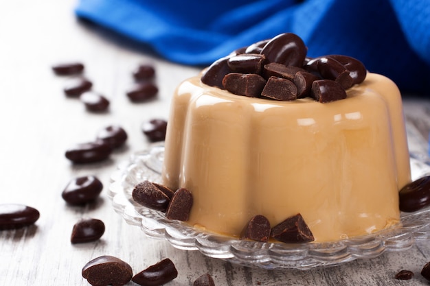 Panna cotta au café avec des bonbons au chocolat