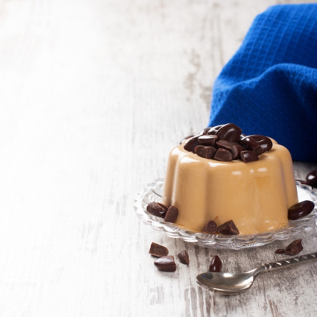 Panna cotta au café avec des bonbons au chocolat