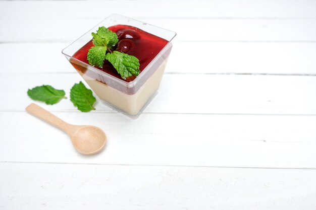 Panna Cotta Fraise dans un verre Placé sur une table blanche