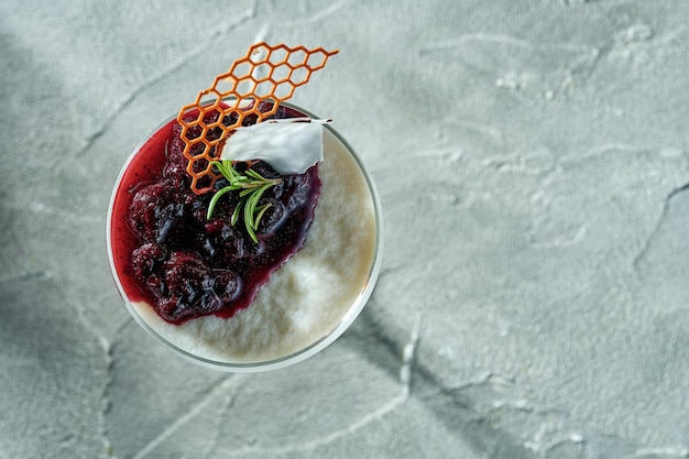 Panna cotta italienne classique dans un verre Un délicieux dessert