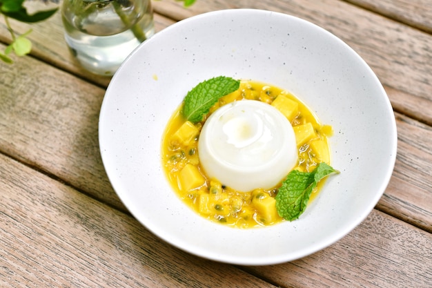 Panna Cotta à La Mangue Douce Et Aux Fruits De La Passion Frais, Fusion De Desserts Italiens Rafraîchissants Avec Des Fruits Tropicaux Savoureux.