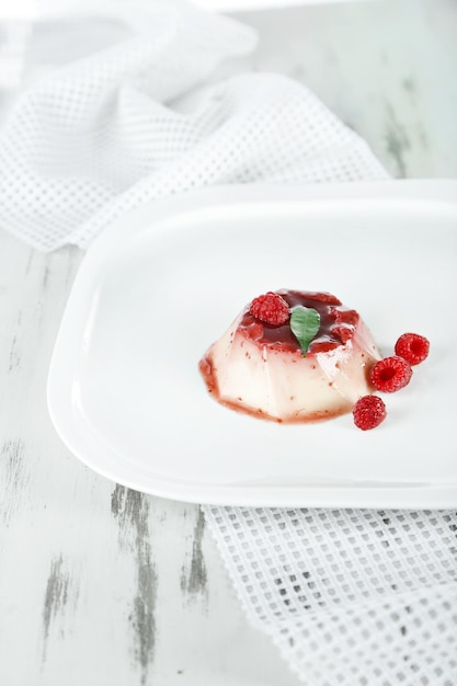 Panna Cotta avec sauce aux framboises sur fond de bois