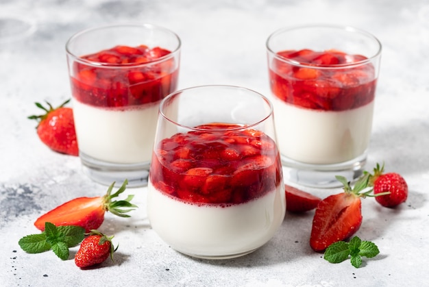 panna cotta végétalienne crémeuse à la noix de coco et aux fraises dans des verres dessert italien traditionnel