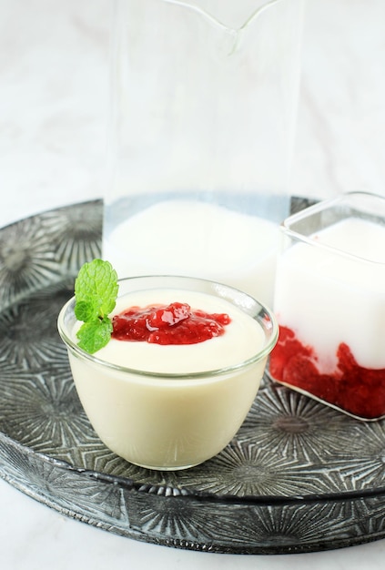 Pannacota aux fraises sur mini bol, dessert traditionnel italien avec gelée et compote de fraises