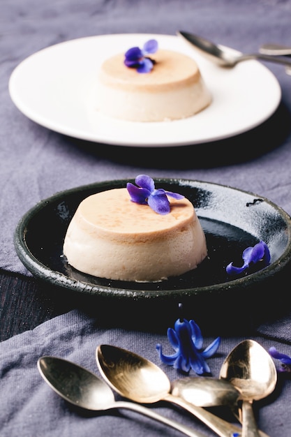 Pannacotta au caramel avec fleurs violettes