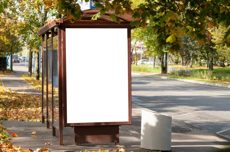 Photo panneau d'affichage à l'arrêt de bus.