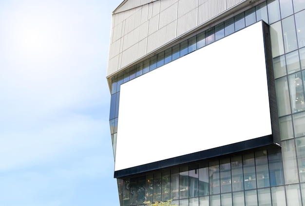 Panneau d'affichage sur le bâtiment avec un beau soleil et une maquette de ciel lumineux d'un espace réservé à la bannière