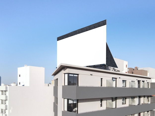 Panneau d'affichage sur le bâtiment