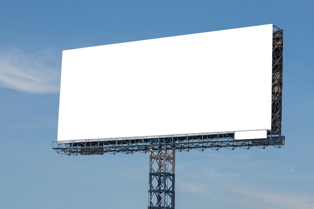 Photo panneau d'affichage blanc avec fond bleu ciel et nuages