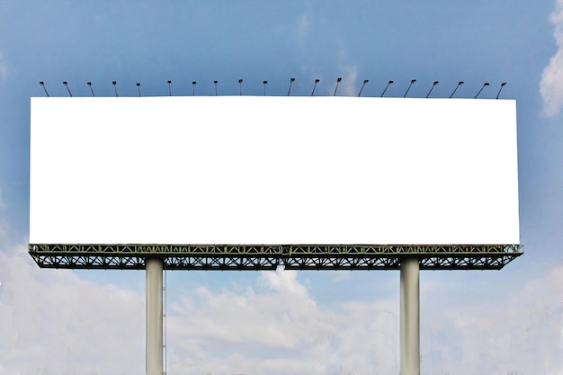 Un panneau d'affichage blanc sur une structure en acier avec un ciel bleu et des nuages blancs à l'arrière-plan