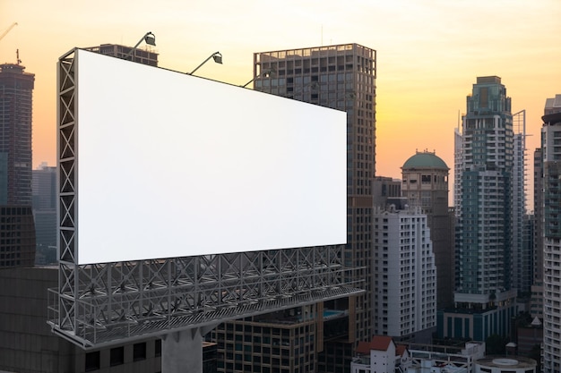 Panneau d'affichage blanc vierge avec fond de paysage urbain de Bangkok au coucher du soleil Affiche publicitaire de rue maquette rendu 3D Vue latérale Le concept de communication marketing pour promouvoir ou vendre une idée