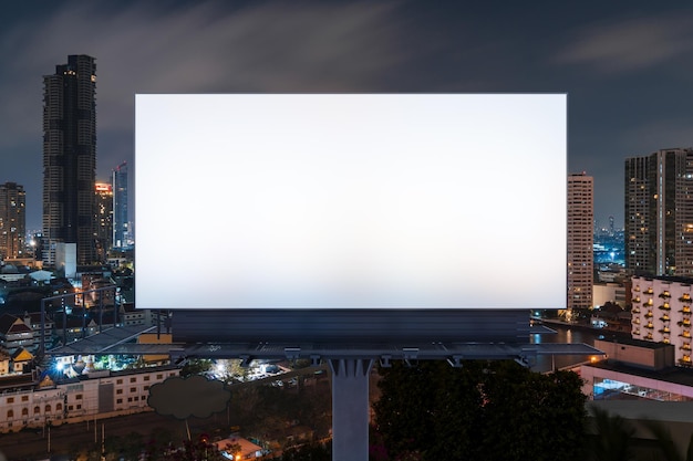 Panneau d'affichage blanc vierge avec fond de paysage urbain de Bangkok la nuit Affiche publicitaire de rue maquette rendu 3D Vue de face Le concept de communication marketing pour promouvoir l'idée